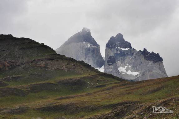 Atrás de uma colina, as famosas montanhas de granito do parque Nacional Torres del Paine, no sul do Chile